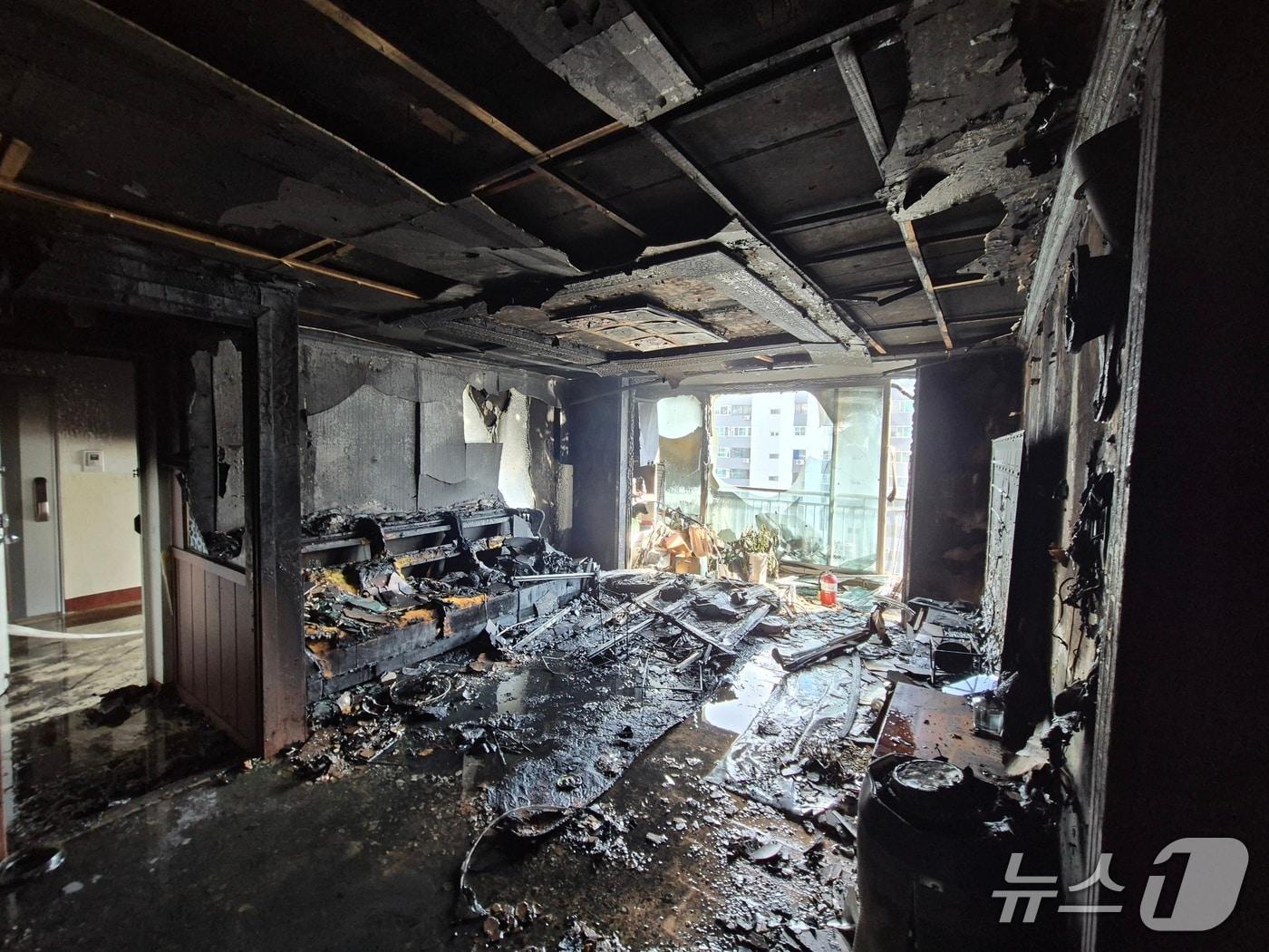 본문 이미지 - 29일 오후 3시 35분쯤 광주 북구 문흥동의 한 아파트에서 불이 나 소방당국이 화재를 진화하고 있다.&#40;광주 북부소방 제공. 재판매 및 DB 금지&#41;