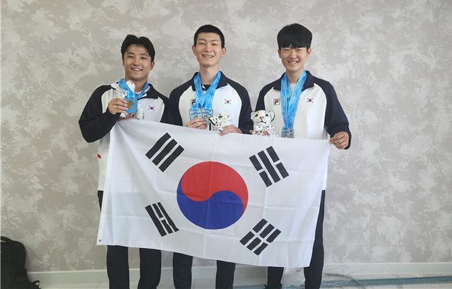 본문 이미지 - 아시아사격선수권대회 50m 소총복사 남자 일반부 단체전에서 금메달을 차지한 김정현, 김나관, 정승우(왼쪽부터)(대한사격연맹 제공)