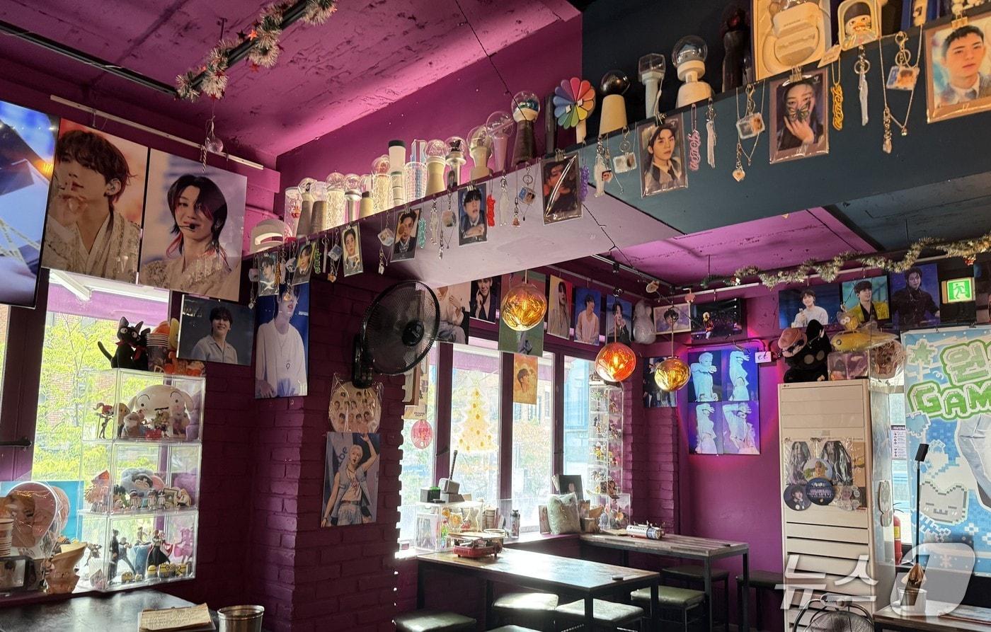 25일 서울 서교동의 &#39;고수포차&#39;에 아이돌 그룹 멤버들의 사진이 붙어 있다. 2025.8.25/뉴스1 ⓒ News1 송송이 기자