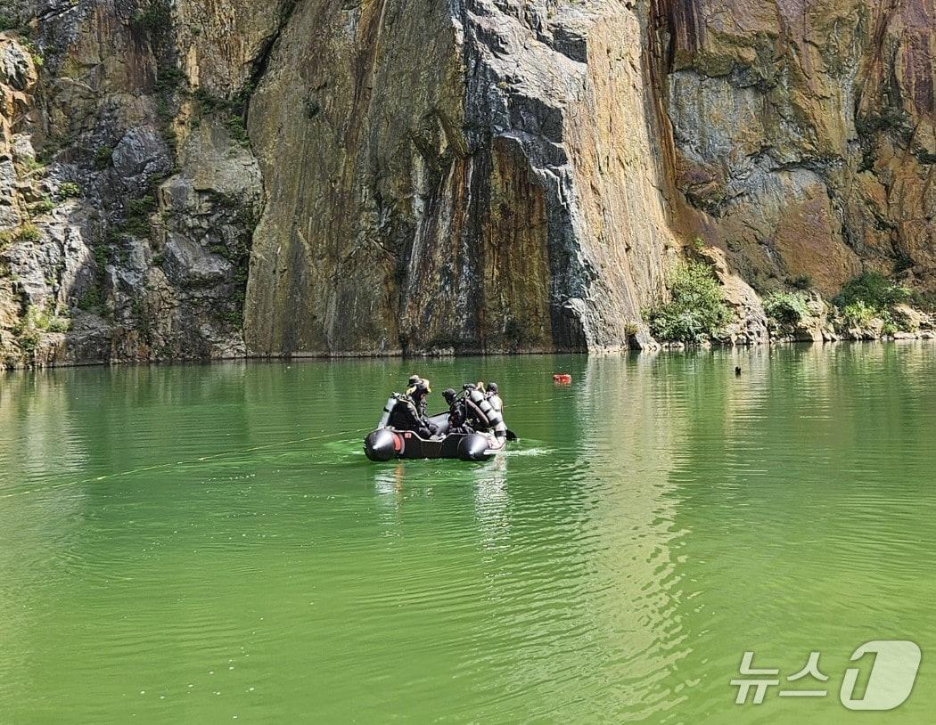 본문 이미지 - 경찰과 소방 당국이 지난 27일부터 사흘째 대구 달성군 가창 폐채석장에서 실종 신고된 40대 남성을 찾고 있다.(대구소방안전본부 제공.재판매 및 DB금지)