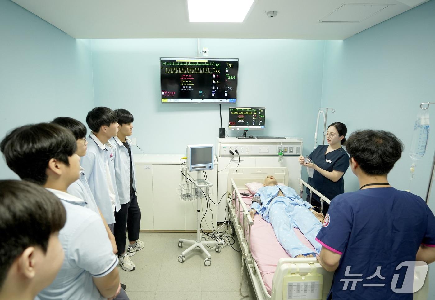 수성대 미니캠퍼스 체험에 참여한 조일고 학생들이 간호학과 실습실에서 호흡기 환자 간호 시뮬레이션을 지켜보고 있다. &#40;수성대 제공. 재판매 및 DB금지&#41;