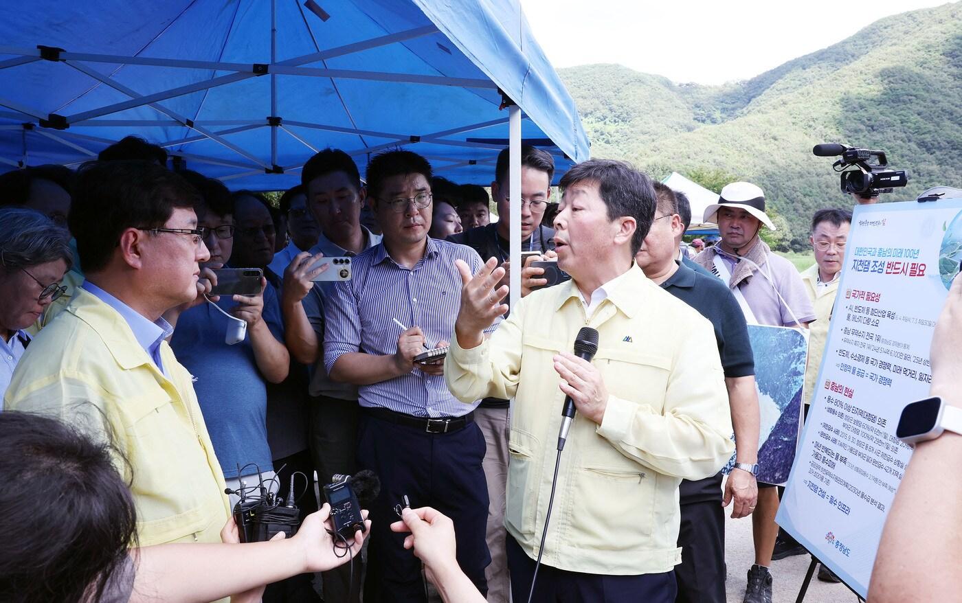 박정주 도 행정부지사(오른쪽)가 김성환 장관(왼쪽)에게 지천댐 추진을 강력 요청하고 있다.(충남도 제공. 재판매 및 DB금지)/뉴스1