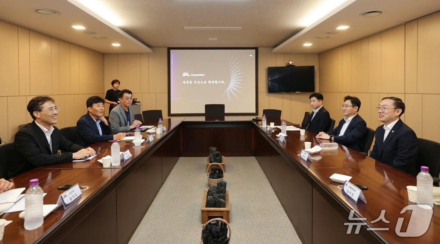 이명구 관세청장(오른쪽 첫 번째)이 29일(금) 경북 경산에 소재한 에스엘주식회사를 방문하여 자동차부품 업계의 대미 수출 지원을 위한 간담회를 개최하고 있다. (관세청 제공.재판매 및 DB금지)/뉴스1