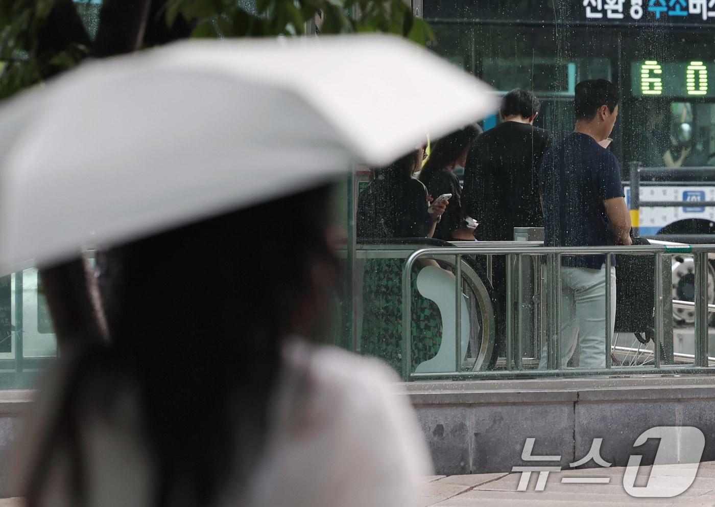 29일 오후 서울 종로 일대 지하철역 출구에서 우산을 챙기지 못한 시민들이 소나기가 그치기를 기다리고 있다. 2025.8.29/뉴스1 ⓒ News1 구윤성 기자