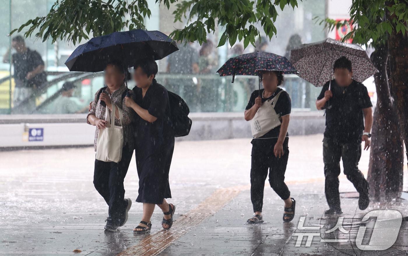 지난 29일 오후 서울 종로 일대에서 시민들이 소나기가 내리자 우산을 쓰고 걷고 있다. 2025.8.29/뉴스1 ⓒ News1 구윤성 기자