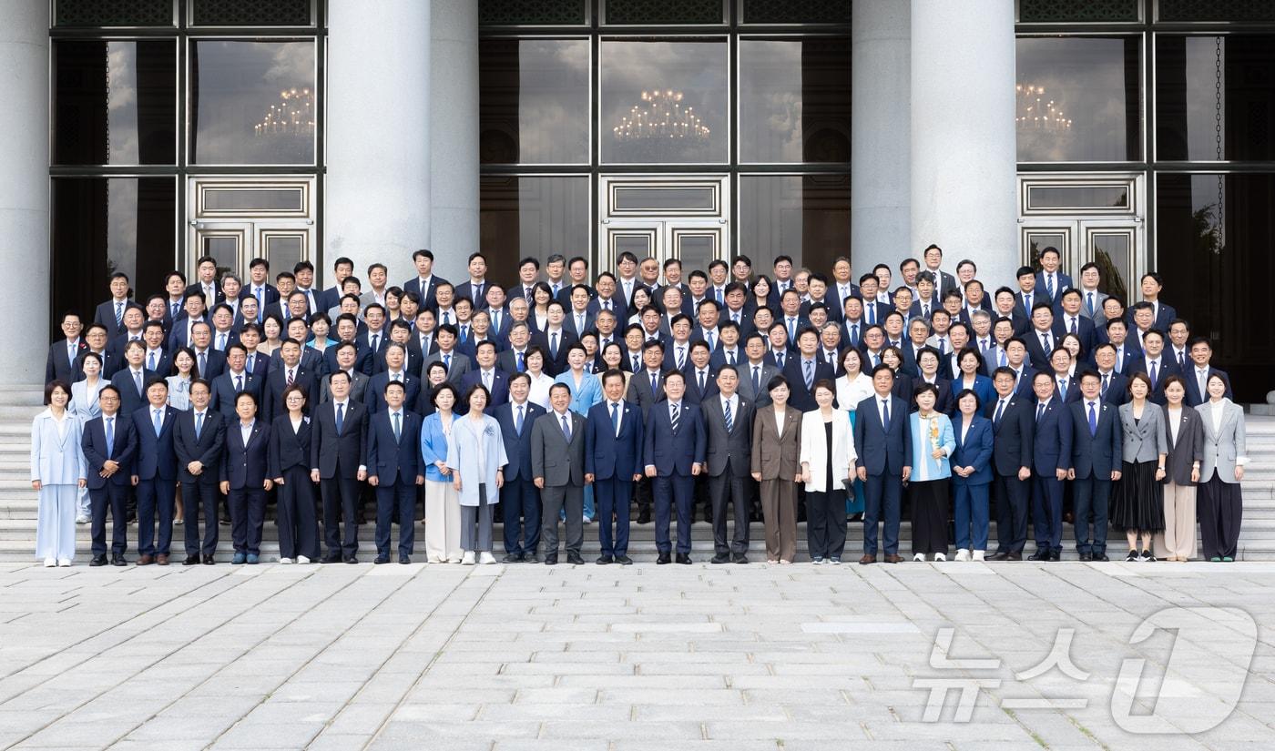 이재명 대통령이 29일 청와대 영빈관에서 열린 더불어민주당 의원 초청 오찬 간담회를 마친 후 참석 의원들과 기념촬영을 하고 있다. (대통령실 제공. 재판매 및 DB 금지) 2025.8.29/뉴스1 ⓒ News1 이재명 기자
