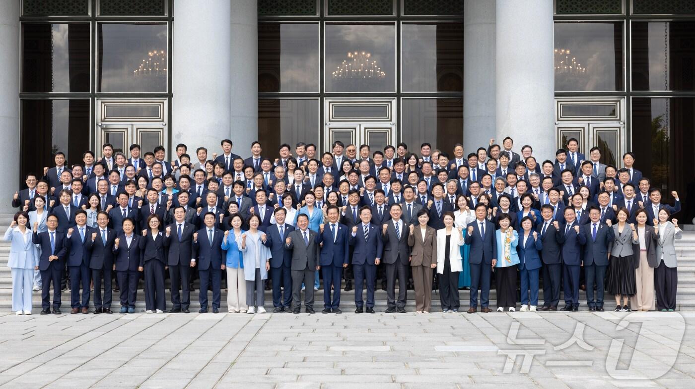 이재명 대통령이 지난 29일 청와대 영빈관에서 열린 더불어민주당 의원 초청 오찬 간담회를 마친 후 참석 의원들과 기념촬영을 하고 있다. &#40;대통령실 제공. 재판매 및 DB 금지&#41; 2025.8.29/뉴스1 ⓒ News1 이재명 기자