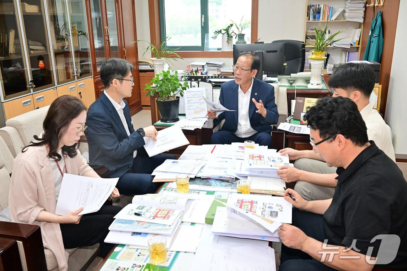 울산시의회 강대길 의원은 29일 의원연구실에서 교육청 관계자들과 함께 '(가칭)울산학생창의누리관 추진 현황' 간담회 가졌다. (울산시의회 제공. 재판매 및 DB금지)