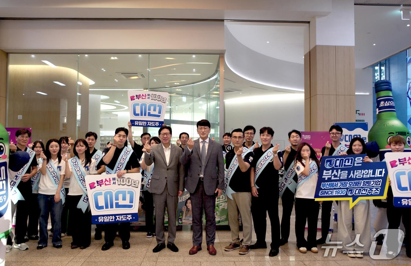 28일 시청 1층 로비에서 1호 향토기업 대선주조와 협력해 향토기업 새 이름 공모전을 알리고 지역 제품 애용 문화 확산 캠페인을 하고 있다.(대선주조 제공. 재판매 및 DB금지)