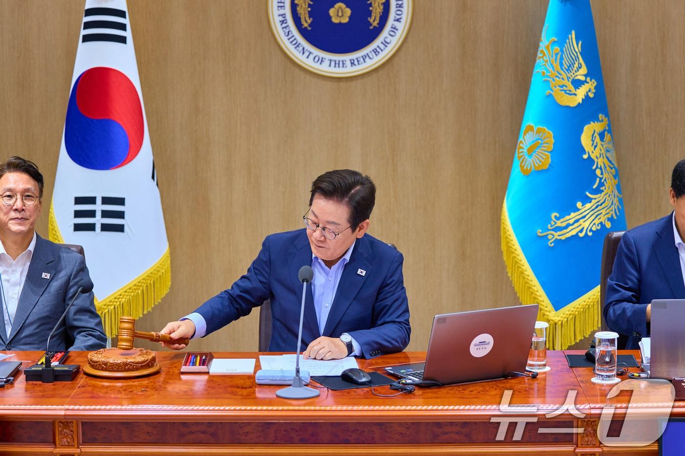 이재명 대통령이 29일 서울 용산 대통령실 청사에서 열린 임시 국무회의에서 의사봉을 두드리고 있다. &#40;대통령실 제공. 재판매 및 DB 금지&#41; 2025.8.29/뉴스1 ⓒ News1 이재명 기자