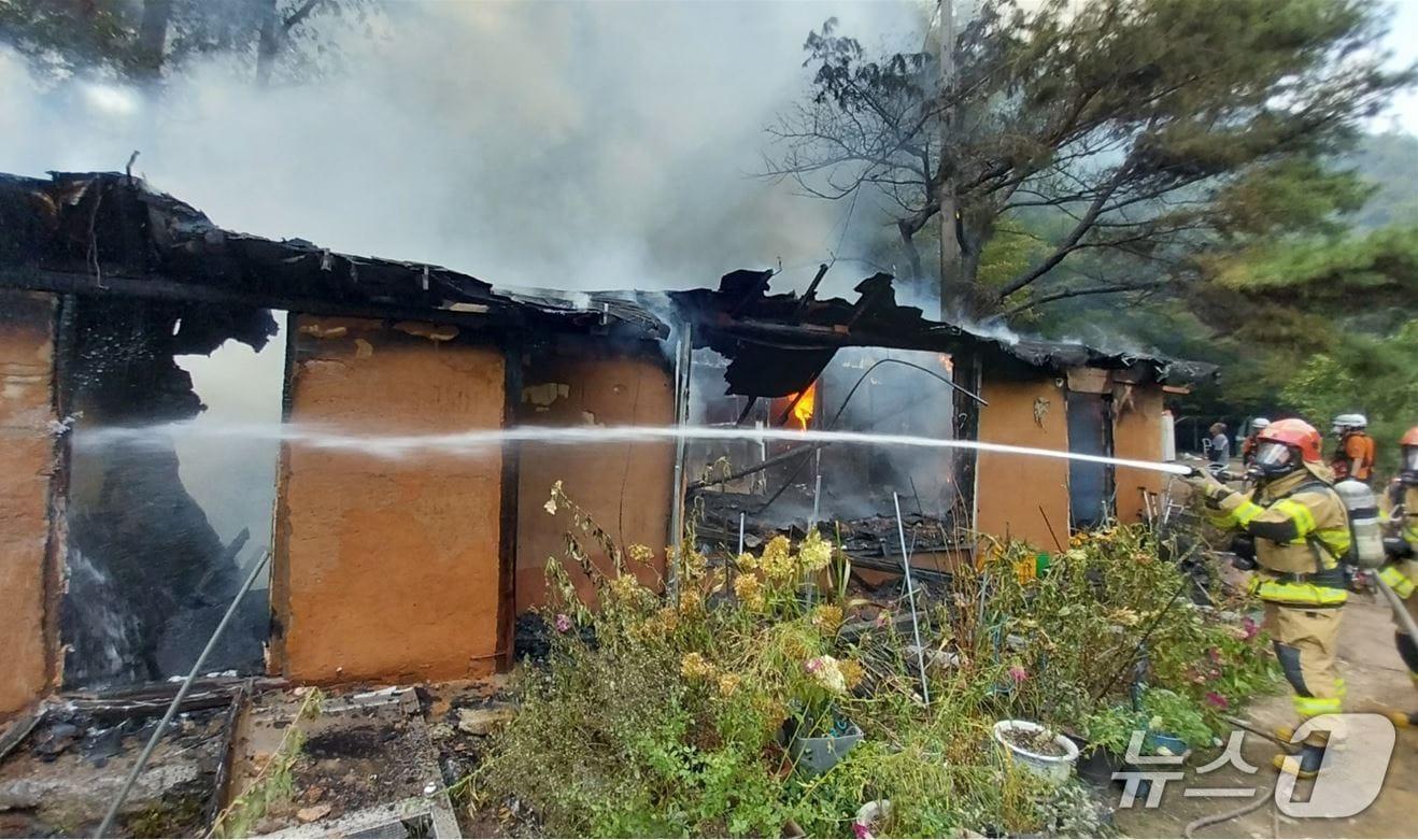 본문 이미지 - 29일 오후 3시26분쯤 경북 봉화군 소천면 현동리 한 주택에서 불이 나 산림과 소방 당국이 진화하고 있다.(경북소방본부 제공. 재판매 및 DB 금지)2025.8.29/뉴스1