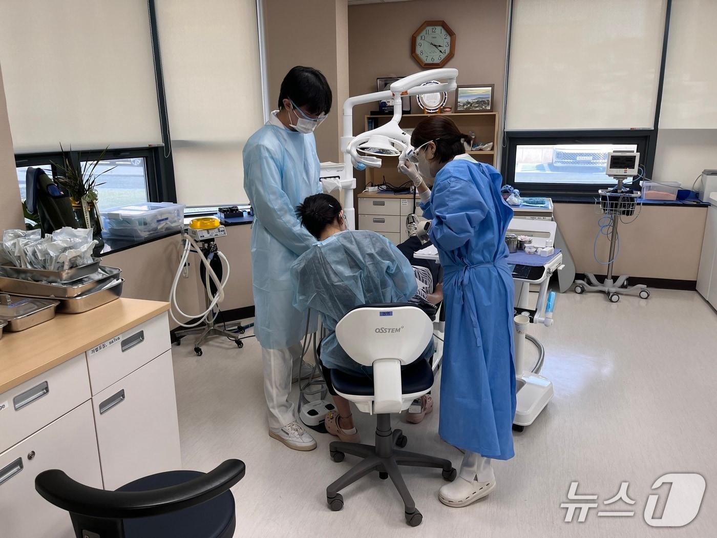 본문 이미지 - 장애인 치료 모습.&#40;서울시 제공&#41;