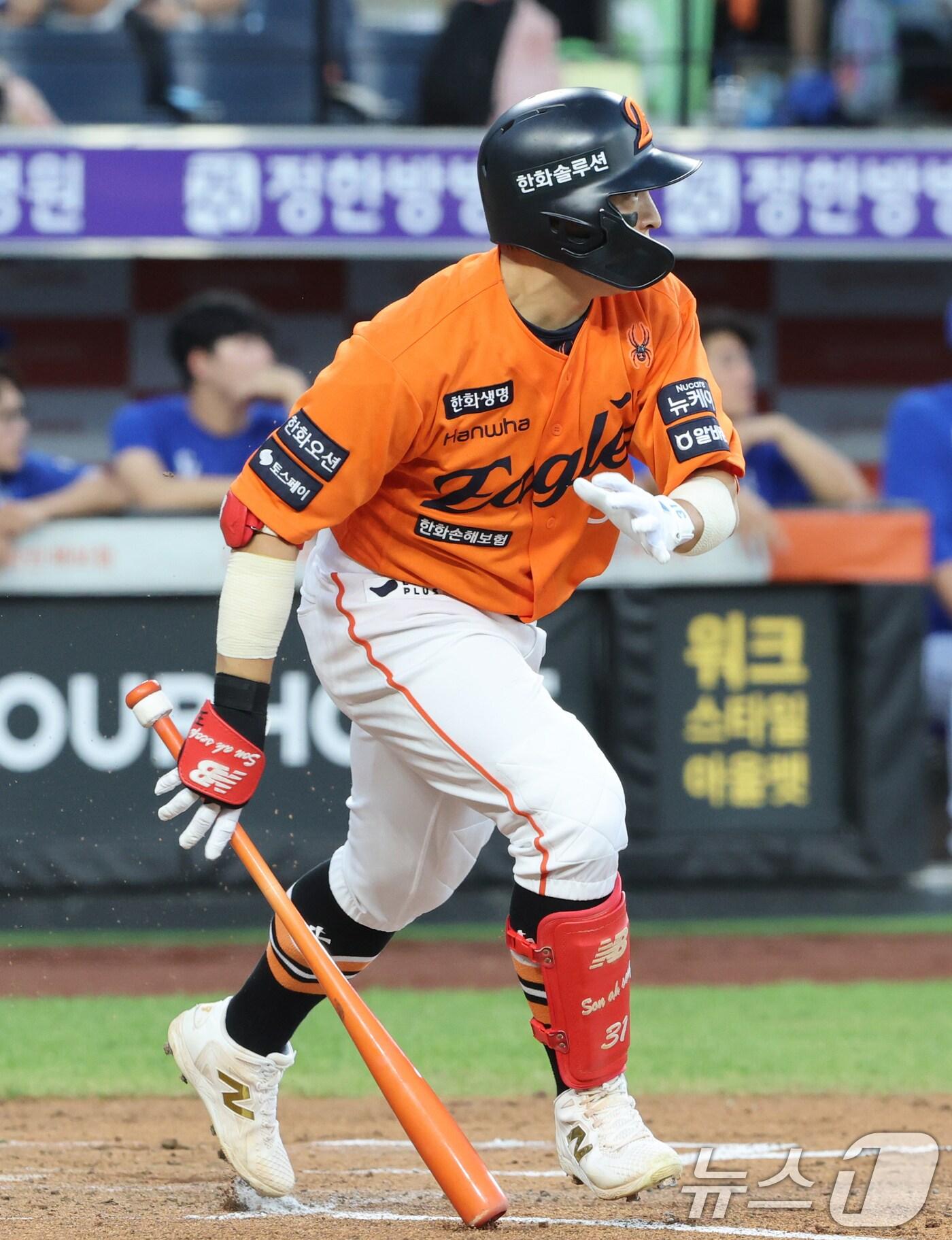 본문 이미지 - 29일 대전 한화생명 볼파크에서 열린 프로야구 &#39;2025 신한 SOL뱅크 KBO 리그&#39; 삼성 라이온즈와 한화 이글스의 경기에서 1회말 무사 2루 상황 한화 손아섭이 중전안타를 치고 있다. 2025.8.29/뉴스1 ⓒ News1 김기태 기자