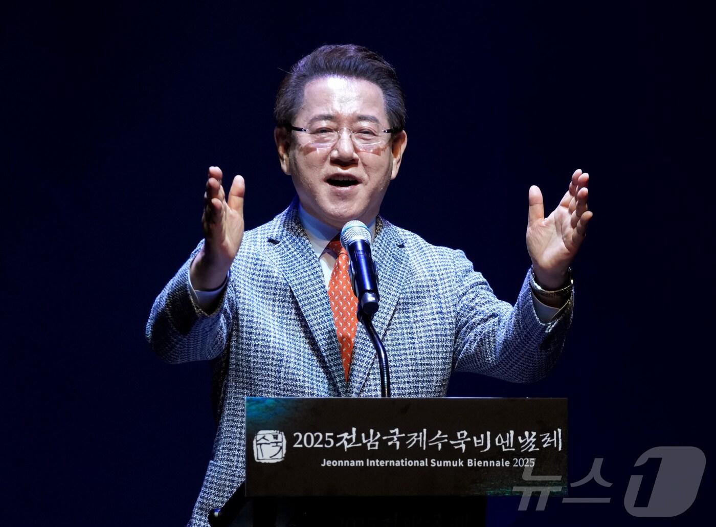 본문 이미지 - 김영록 전남 도지사가 29일 오후 목포문화예술회관에서 열린 ‘2025 전남국제수묵비엔날레’ 개막식에서 개막선언을 하고 있다.&#40;전라남도 제공. 재판매 및 DB금지&#41; 2025.8.29/뉴스1