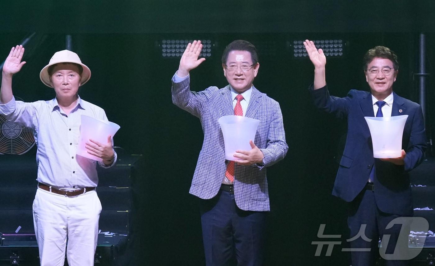 김영록 전남 도지사가 29일 오후 목포문화예술회관에서 열린 ‘2025 전남국제수묵비엔날레’ 개막식에서 개막 세리머니를 하고 있다.(전라남도 제공. 재판매 및 DB금지) 2025.8.29/뉴스1 