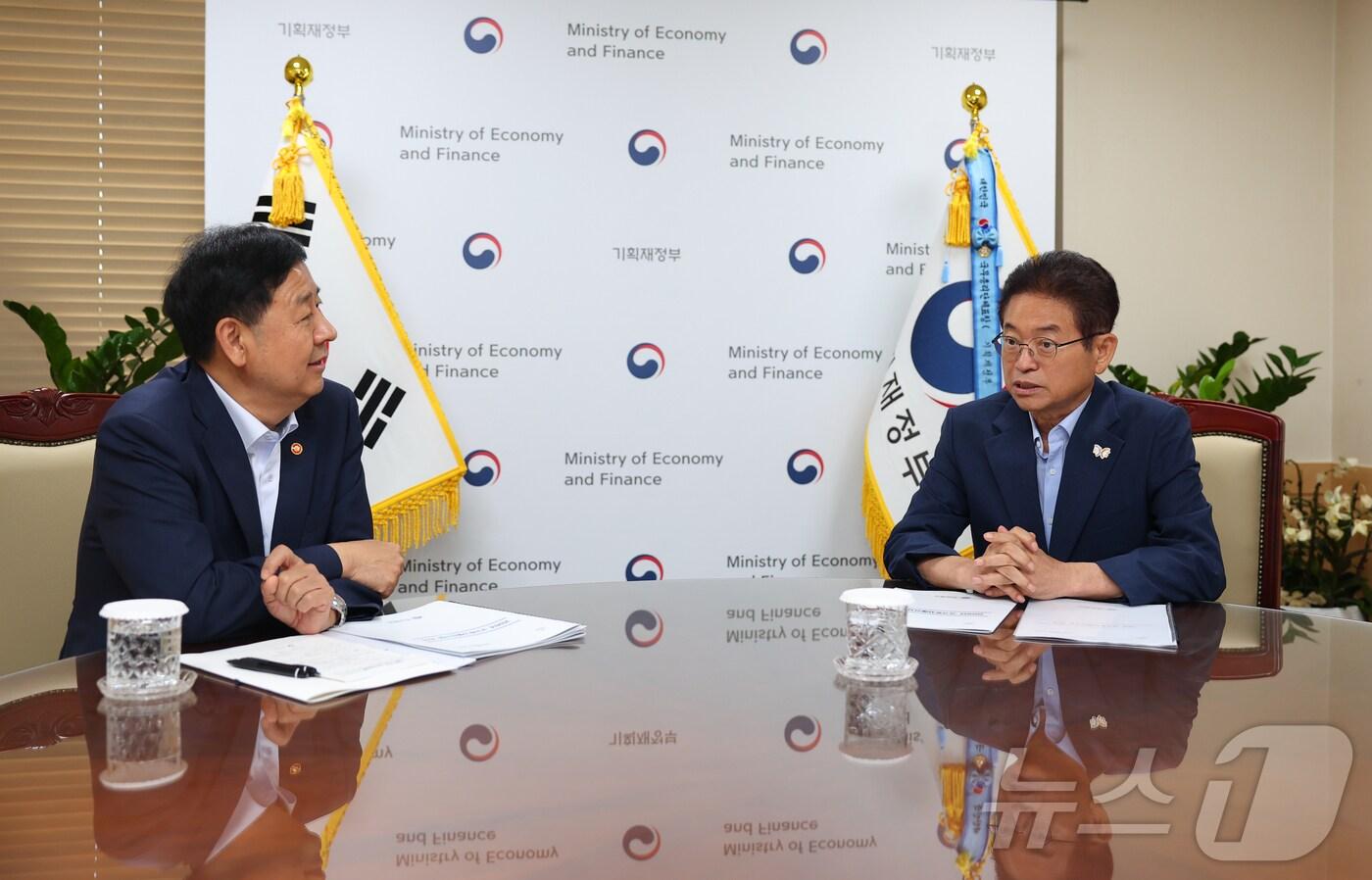 경북도는 29일 내년도 국비 확보 목표액 12조3000억원 달성을 향해 순항하고 있다. 사진은 구윤철 경제부총리와 이철우 경북지사가 면담을 하는 모습. (경북도 제공,재판매 및 DB 금지) /뉴스1