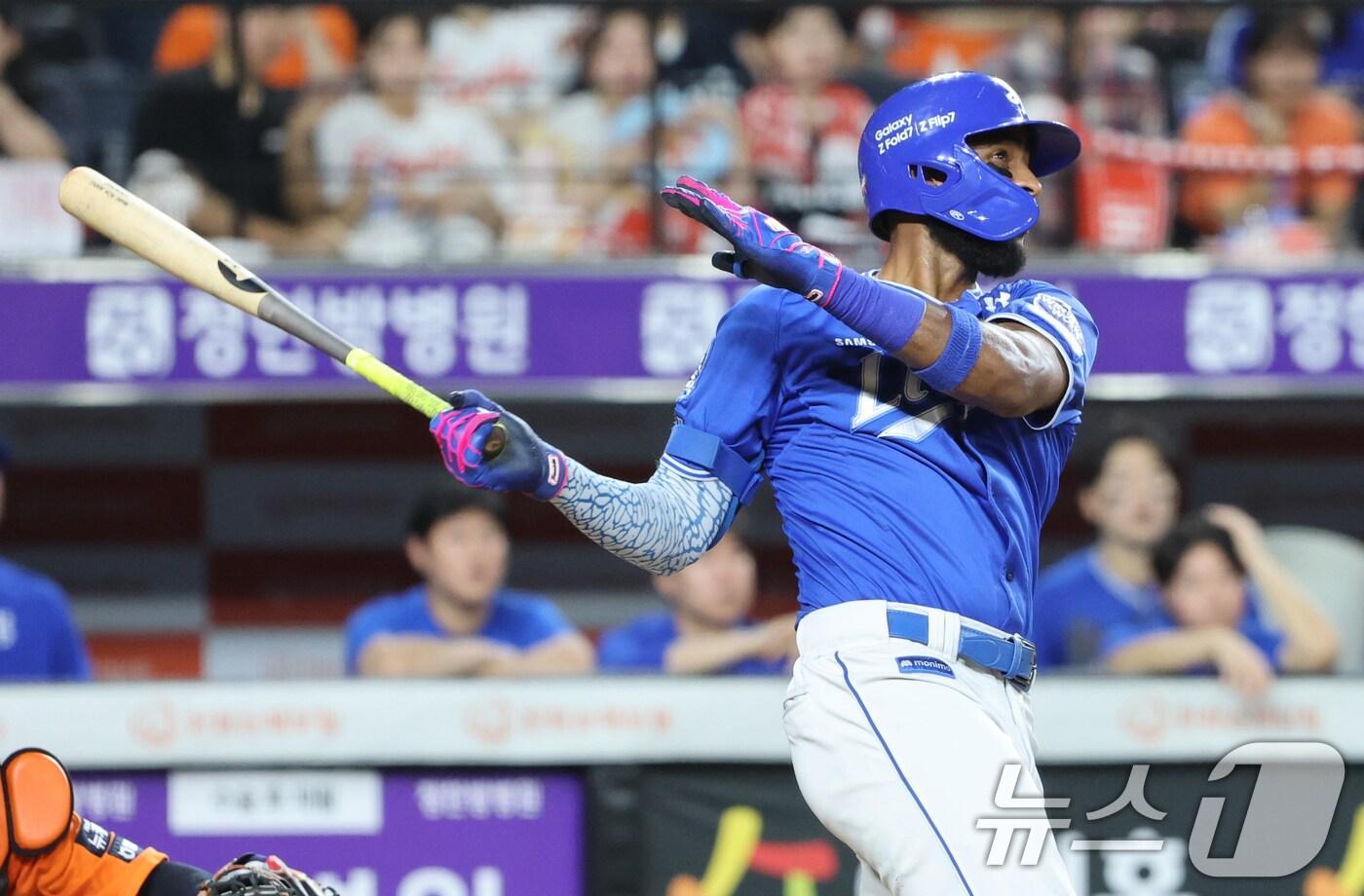 29일 대전 한화생명 볼파크에서 열린 프로야구 &#39;2025 신한 SOL뱅크 KBO 리그&#39; 삼성 라이온즈와 한화 이글스의 경기에서 무사 1루 3회초 삼성 디아즈가 2점 홈런을 치고 타구를 바라보고 있다. 2025.8.29/뉴스1 ⓒ News1 김기태 기자