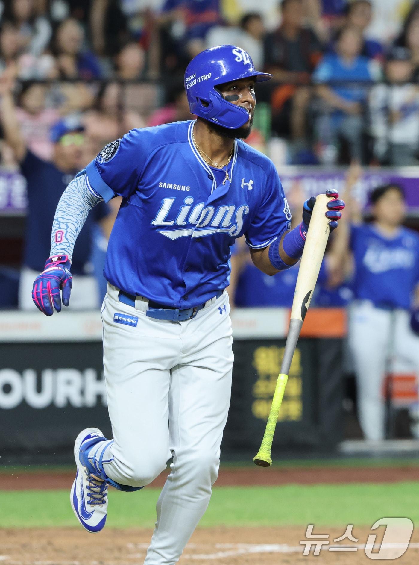 본문 이미지 - 29일 대전 한화생명 볼파크에서 열린 프로야구 &#39;2025 신한 SOL뱅크 KBO 리그&#39; 삼성 라이온즈와 한화 이글스의 경기에서 무사 1루 3회초 삼성 디아즈가 2점 홈런을 치고 타구를 바라보고 있다. 2025.8.29/뉴스1 ⓒ News1 김기태 기자