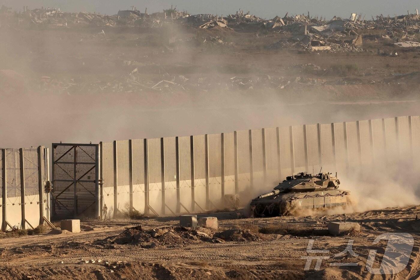 29일&#40;현지시간&#41; 이스라엘군 탱크가 가자지구와 인접한 국경 지역에서 기동하고 있다. 2025.08.29 ⓒ AFP=뉴스1 ⓒ News1 김지완 기자