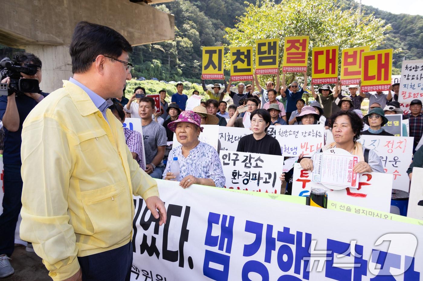 김성환 환경부 장관이 충남 청양군 지천댐 후보지를 찾아 주민 의견을 듣고 있다. &#40;환경부 제공. 재판매 및 DB 금지&#41; 2025.8.29/뉴스1