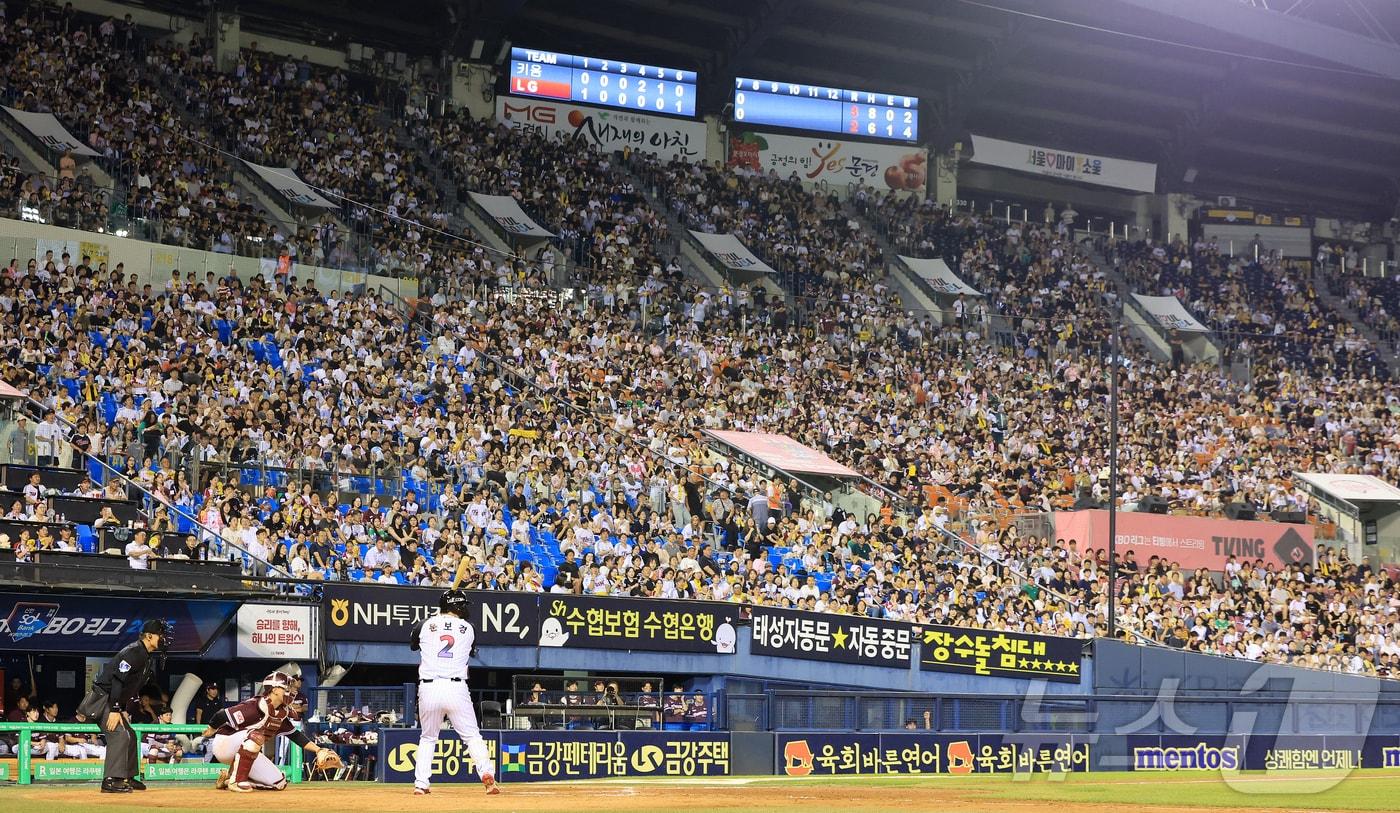 지난 29일 오후 서울 송파구 잠실야구장에서 열린 프로야구 &#39;2025 신한 SOL뱅크 KBO 리그&#39; 키움 히어로즈와 LG 트윈스의 경기를 찾은 야구팬들이 열정적인 응원을 펼치고 있다. 2025.8.29/뉴스1 ⓒ News1 김진환 기자