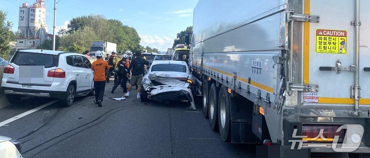 본문 이미지 - 29일 오후 5시 10분쯤 충북 진천군 진천읍 중부고속도로 진천IC 인근에서 차량 다중 추돌로 6명이 다쳤다. (진천소방서 제공, 재판매 및 DB금지) /뉴스1 