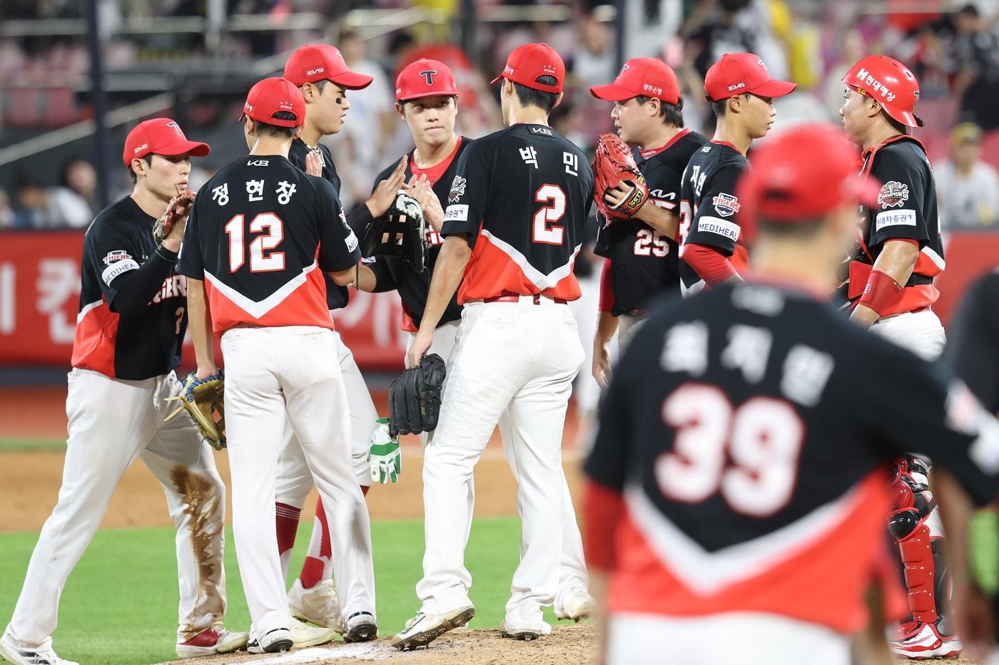 KIA 타이거즈 선수들이 29일 열린 KT 위즈와의 원정 경기에서 10-1 승리를 거둔 뒤 자축하고 있다. &#40;KIA 제공&#41;