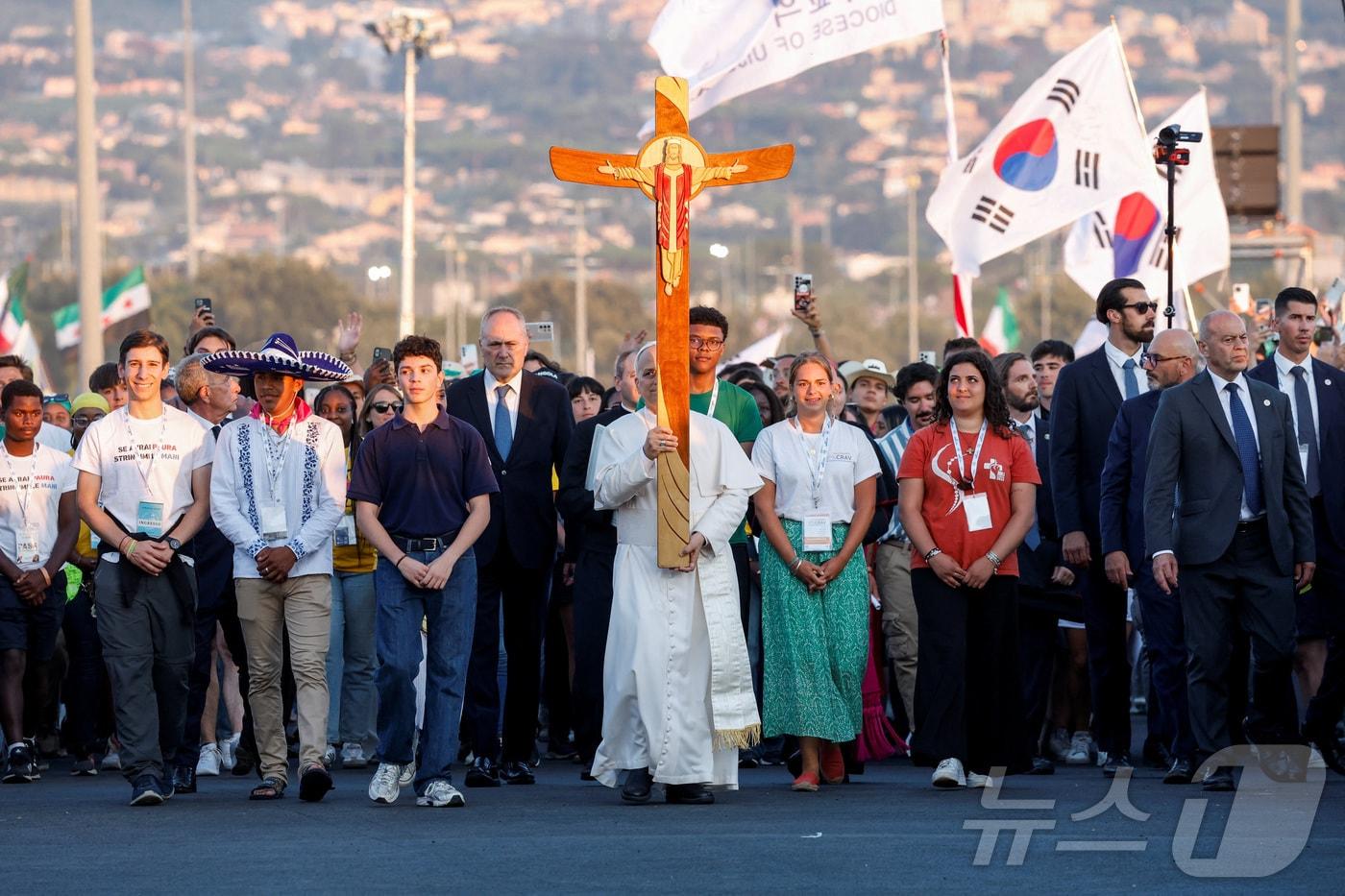 교황 레오 14세가 2일(현지시간) 이탈리아 로마 토르베르가타에서 열린 젊은이의 희년 철야 미사에 청년들과 함께 십자가를 들고 입장하고 있다. 2025.08.02 ⓒ 로이터=뉴스1 ⓒ News1 이지예 객원기자
