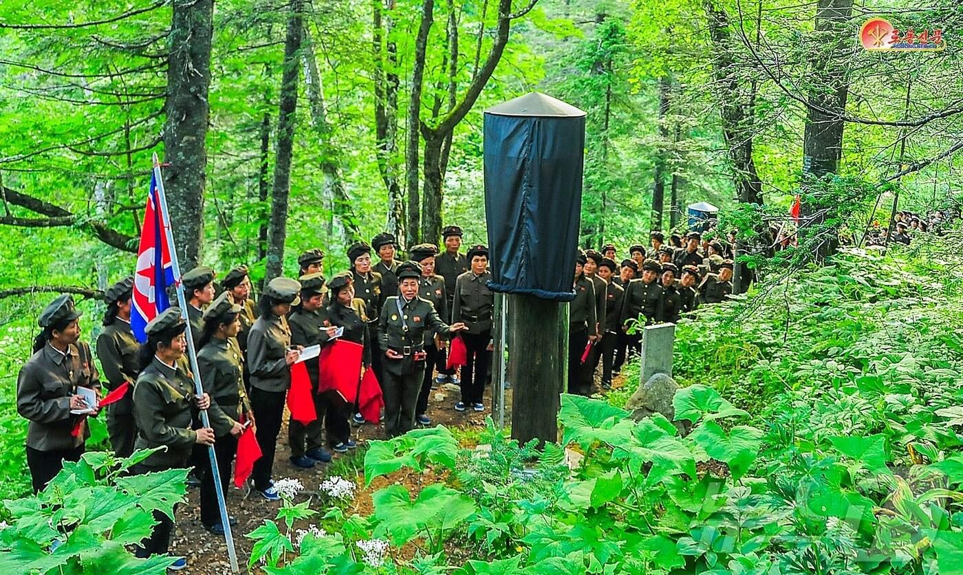 &#40;평양 노동신문=뉴스1&#41; = 북한 노동당 기관지 노동신문은 3일 랑림혁명전적지 와갈봉밀영에서 주민들이 &#34;항일혁명선열들이 지녔던 백절불굴의 투쟁정신을 가슴깊이 새기고 있다＂고 보도했다. [국내에서만 사용가능. 재배포 금지. DB 금지. For Use Only in the Republic of Korea. Redistribution Prohibited] rodongphoto@news1.kr