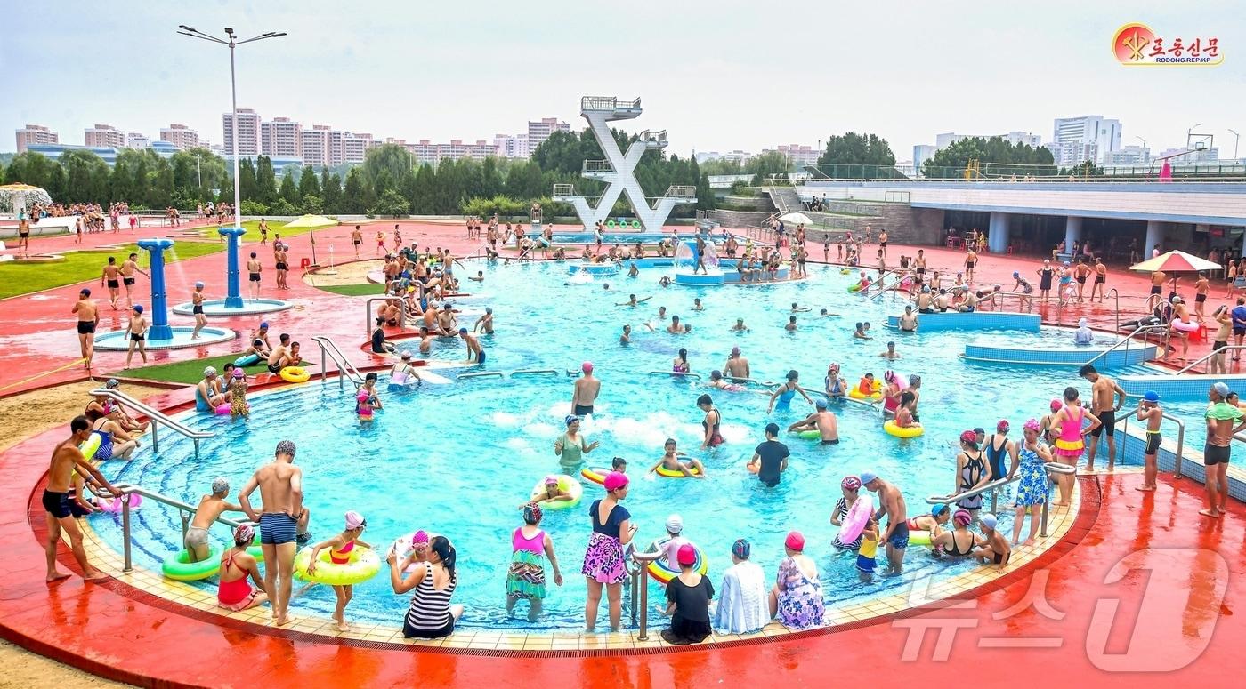 &#40;평양 노동신문=뉴스1&#41; = 북한 노동당 기관지 노동신문은 3일 &#34;당의 은정속에 마련된 문화휴식터마다에서 인민의 기쁨 넘친 웃음소리 울려퍼진다＂며 원산갈마해안관광지구를 비롯한 여러 물놀이장을 소개했다. [국내에서만 사용가능. 재배포 금지. DB 금지. For Use Only in the Republic of Korea. Redistribution Prohibited] rodongphoto@news1.kr