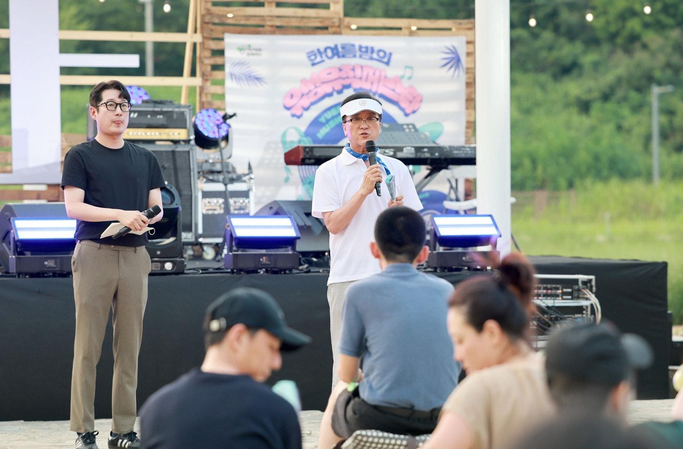 본문 이미지 - 조원휘 대전시의장이 '한 여름밤의 유성 뮤직페스타' 폐막식에서 축사를 하고 있다.(대전시의회 제공. 재판매 및 DB금지)/뉴스1