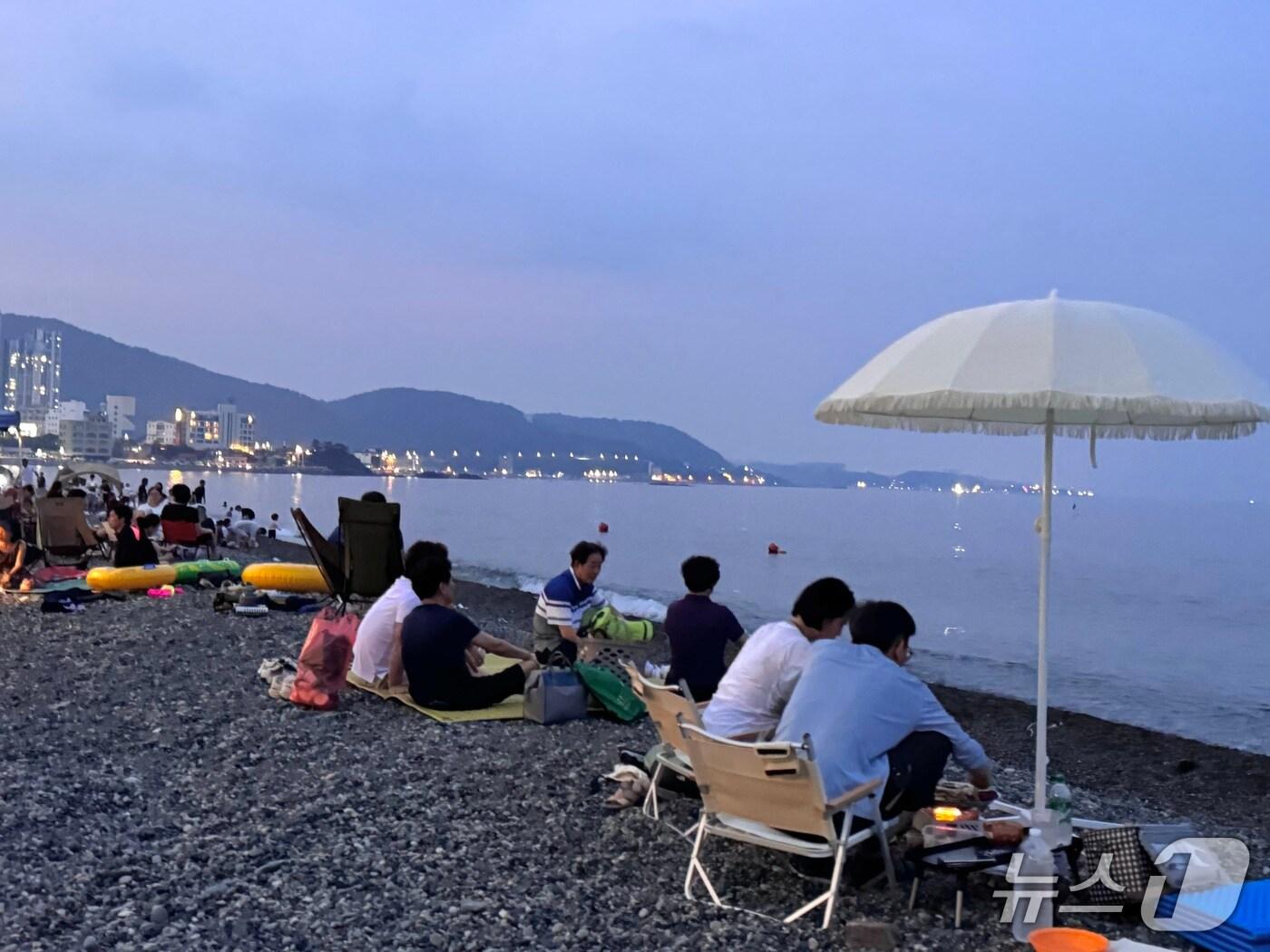 본문 이미지 - 2일 울산 북구 강동 몽돌해변에 시민들이 푹푹 찌는 듯이 무더운 저녁 날씨에 잠을 이루지 못하고 있다.2025.8.2./뉴스1 ⓒ News1  김세은 기자