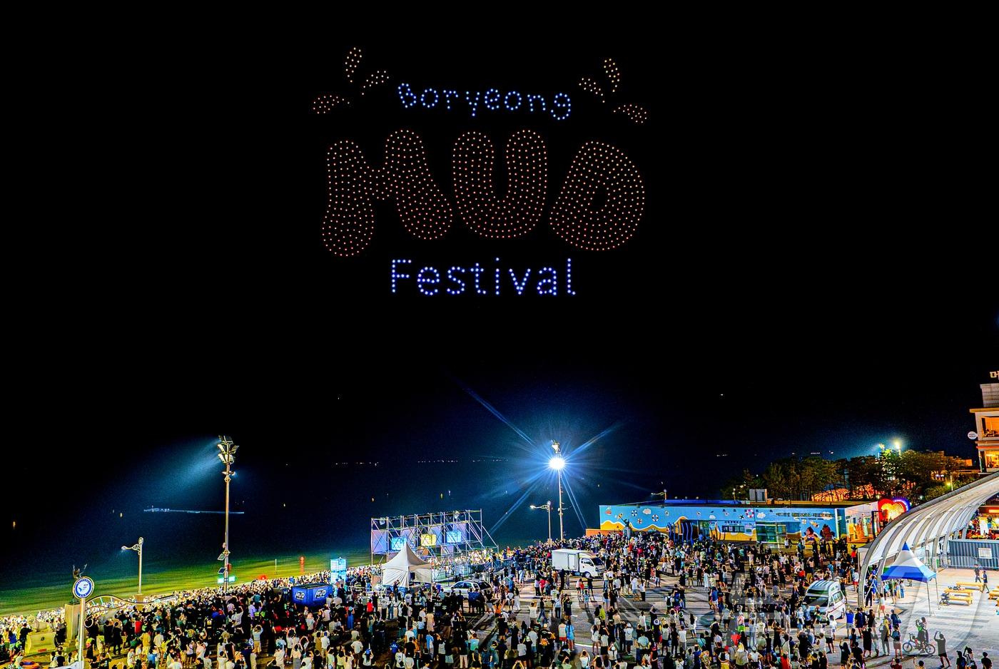 지난 2일 충남 보령 대천해수욕장 머드엑스포광장에서 열린 &#39;2025 K-힙합 페스티벌&#39; 폐막식에서 드론이 &#39;보령 머드 페스티벌&#39; 문구로 밤 하늘을 밝히고 있다.&#40;보령시 제공. 재판매 및 DB금지&#41;2025.8.3/뉴스1