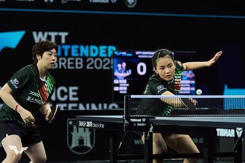 본문 이미지 - 한국 탁구 여자복식  유한나(왼쪽)와 김나영.(WTT SNS 캡처)