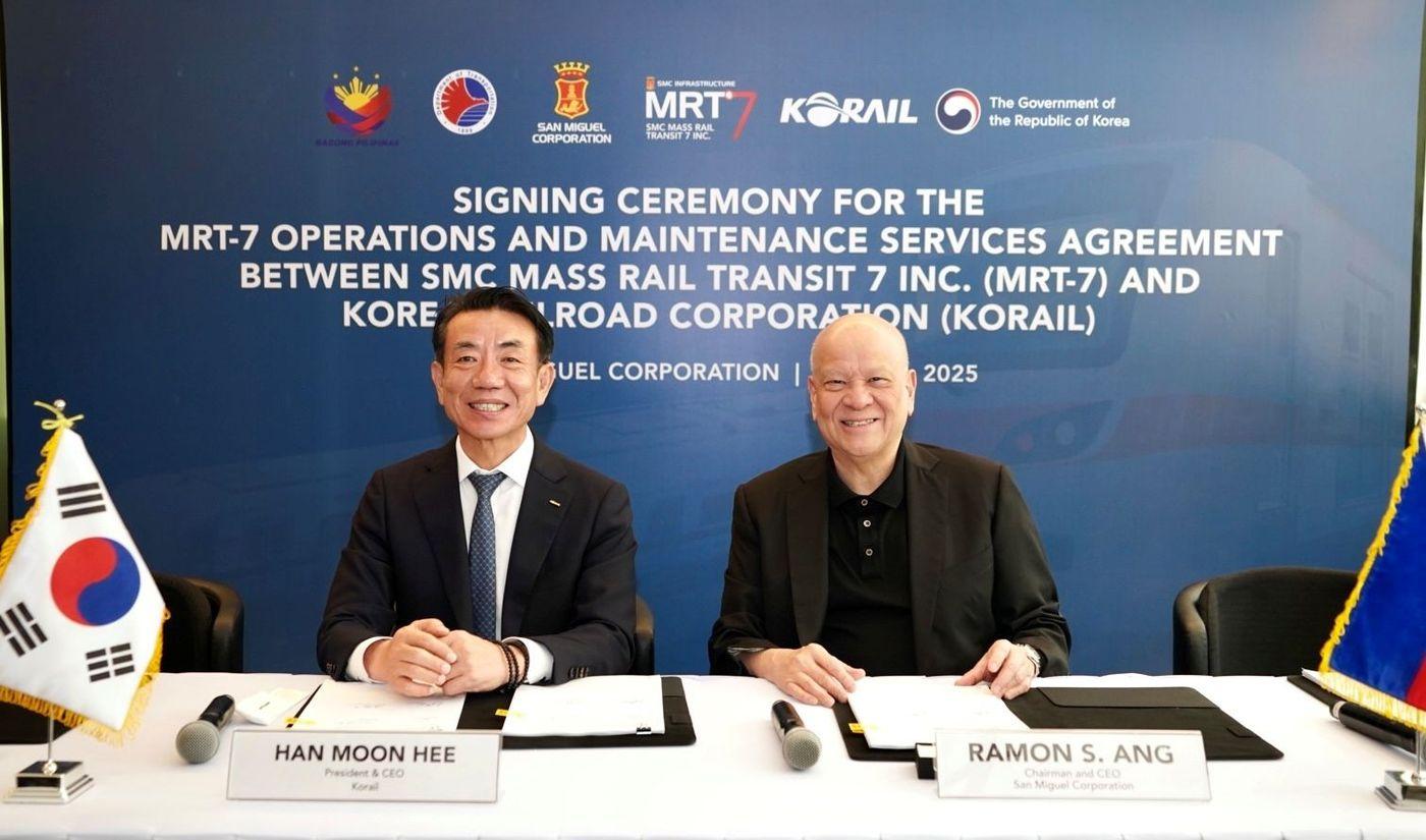 필리핀 MRT7 운영유지보수사업 계약식에서 한문희 한국철도공사 사장&#40;왼쪽&#41;과 몬 앙 산 미구엘 회장이 사업 체결 후 기념촬영을 하고 있다.&#40;한국철도공사 제공&#41;