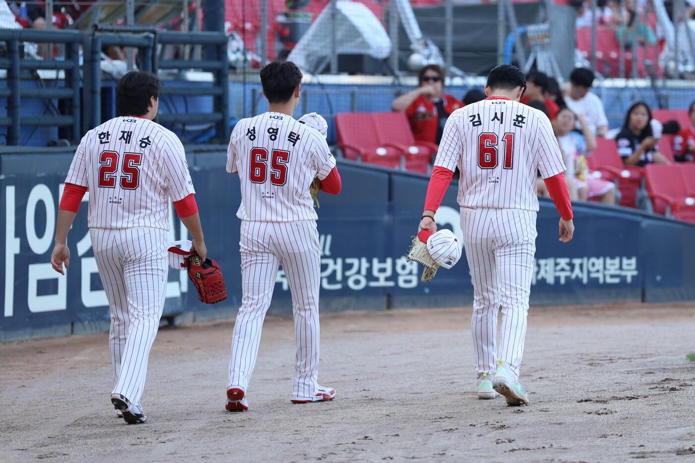 KIA가 트레이드로 영입한 한재승&#40;왼쪽&#41;과 김시훈&#40;오른쪽&#41;.