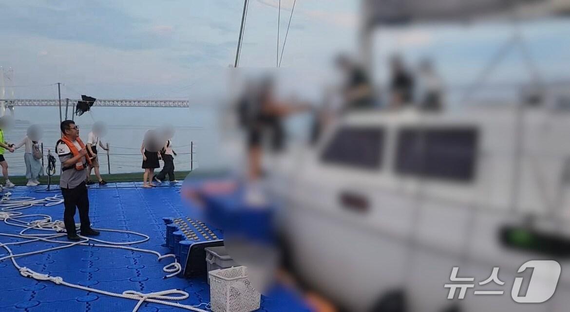 본문 이미지 - 2일 오후 부산 수영구 광안리 해수욕장 인근 해상에서 승선 정원을 초과해 승객을 태운 요트가 적발돼 해경이 단속하고 있다.(부산해경 제공. 재판매 및 DB금지)