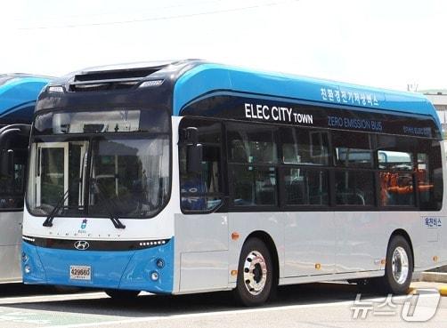 본문 이미지 - 옥천군 친환경 전기 저상버스 (옥천군 제공, 재판매 및 DB금지) /뉴스1 