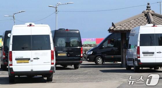 본문 이미지 -  우도에서 운행중인 16인승 전세버스./뉴스1