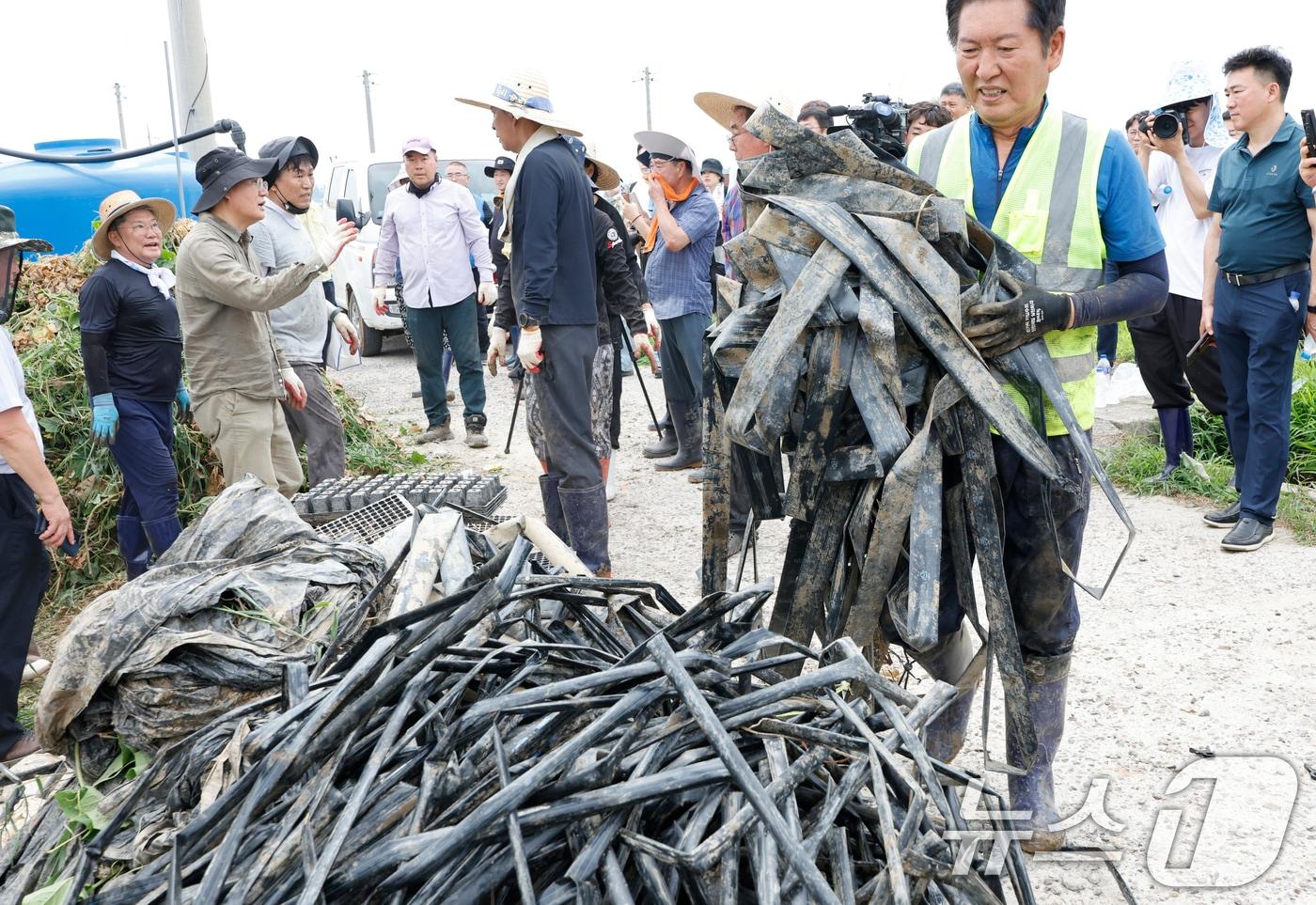 정청래 더불어민주당 당대표가 3일 전남 나주시 노안면 수해 피해 현장을 찾아 복구 지원활동을 하고있다. 2025.8.3/뉴스1 ⓒ News1 김태성 기자