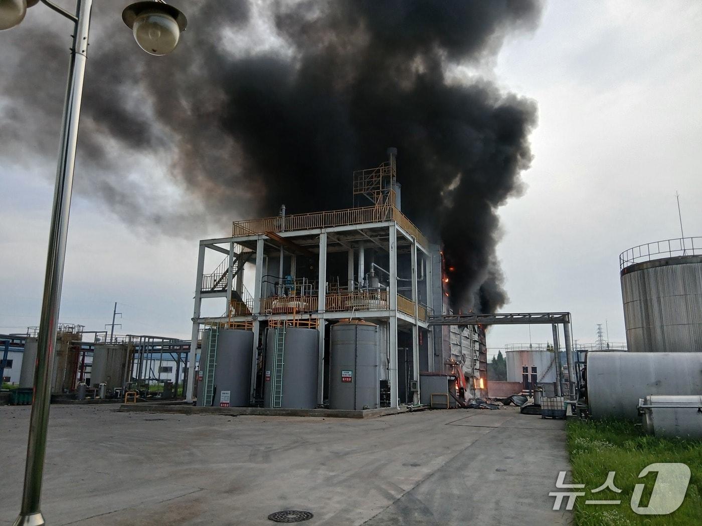 본문 이미지 - 정읍 공장 화재 현장.&#40;전북소방본부 제공. 재판매 및 DB금지&#41;