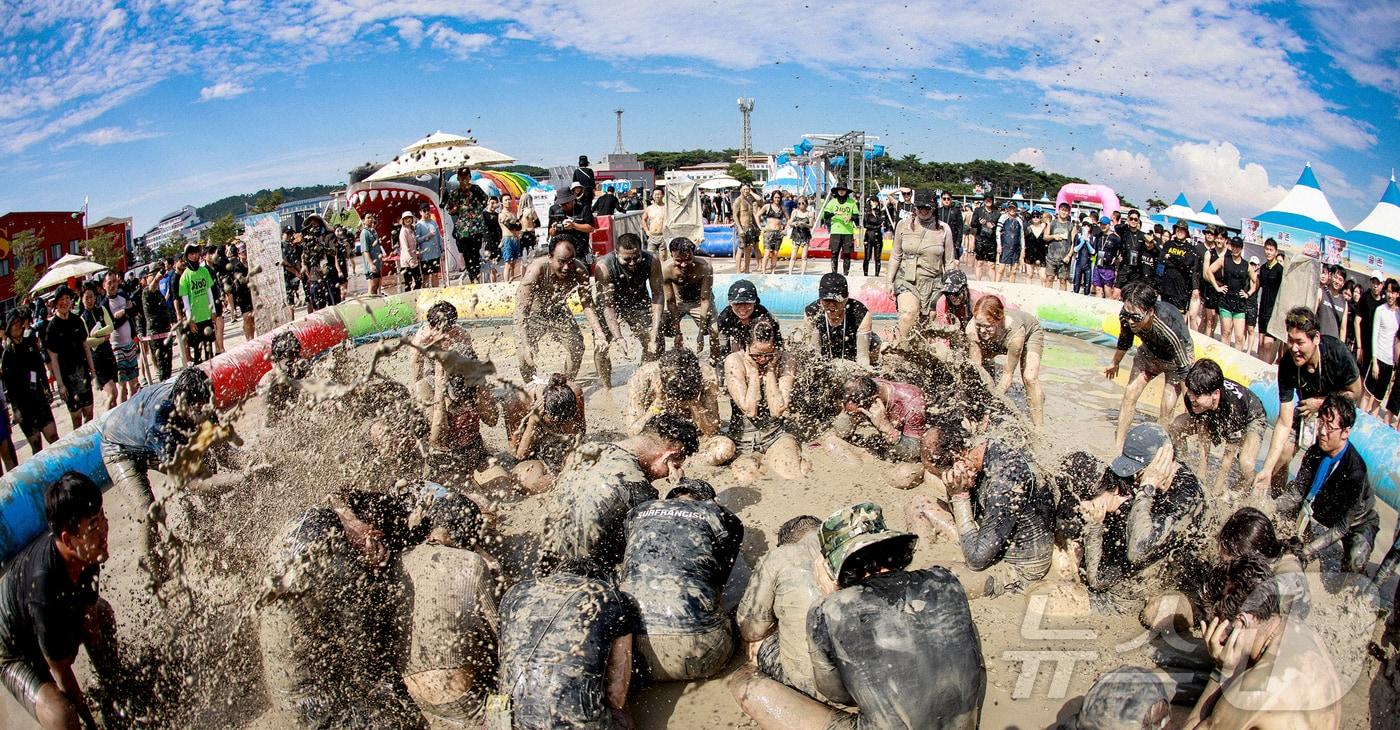 본문 이미지 - 지난 2일 제28회 보령머드축제를 찾은 관광객들이 머드몹신을 즐기며 더위를 식히고 있다.(보령시 제공. 재판매 및 DB금지) 2025.8.3 ⓒ 뉴스1