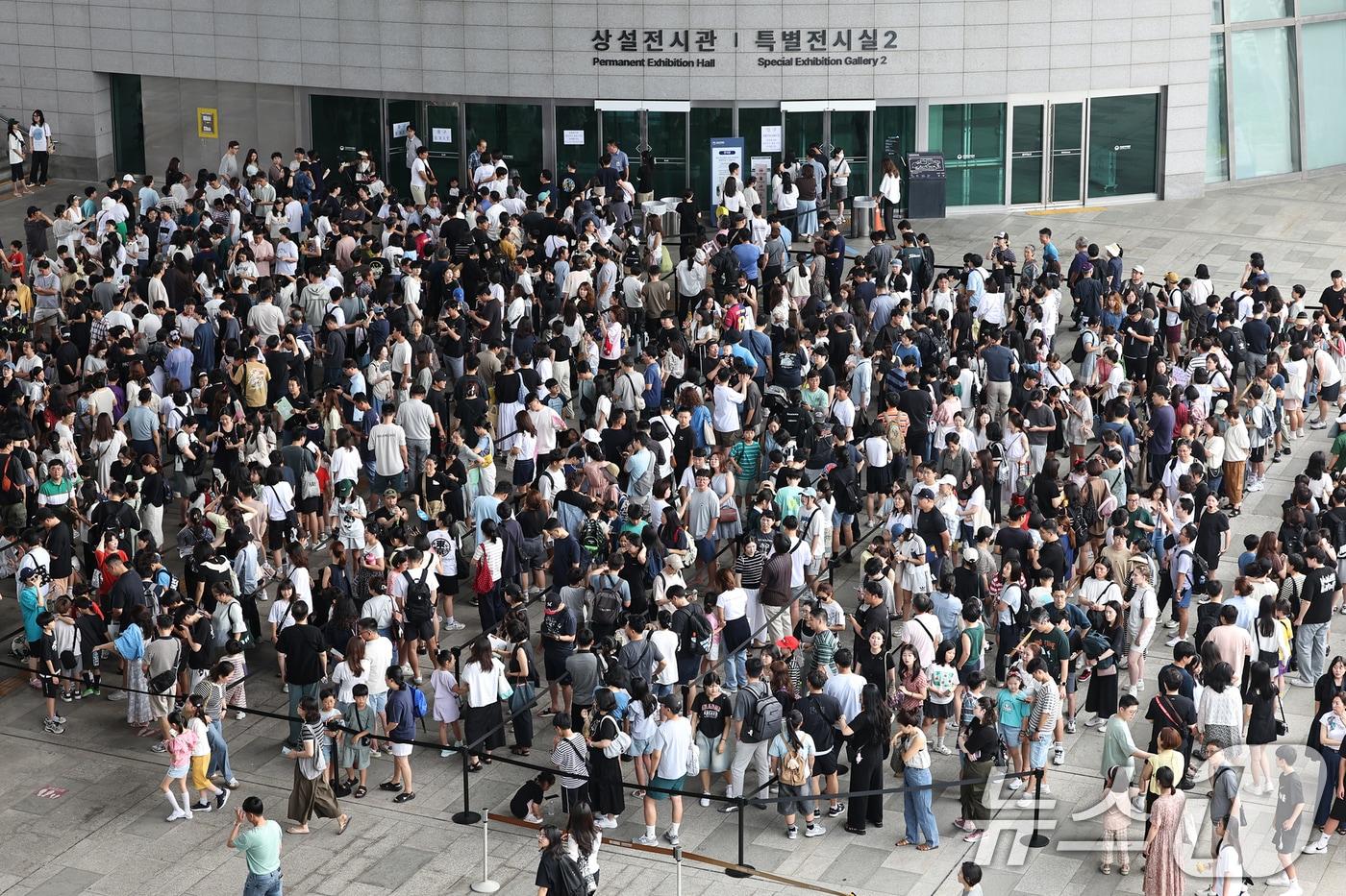 지난 3일 오전 서울 용산구 국립중앙박물관 전시실 앞 광장이 입장을 대기하는 시민들로 북적이고 있다.  2025.8.3/뉴스1 ⓒ News1 민경석 기자