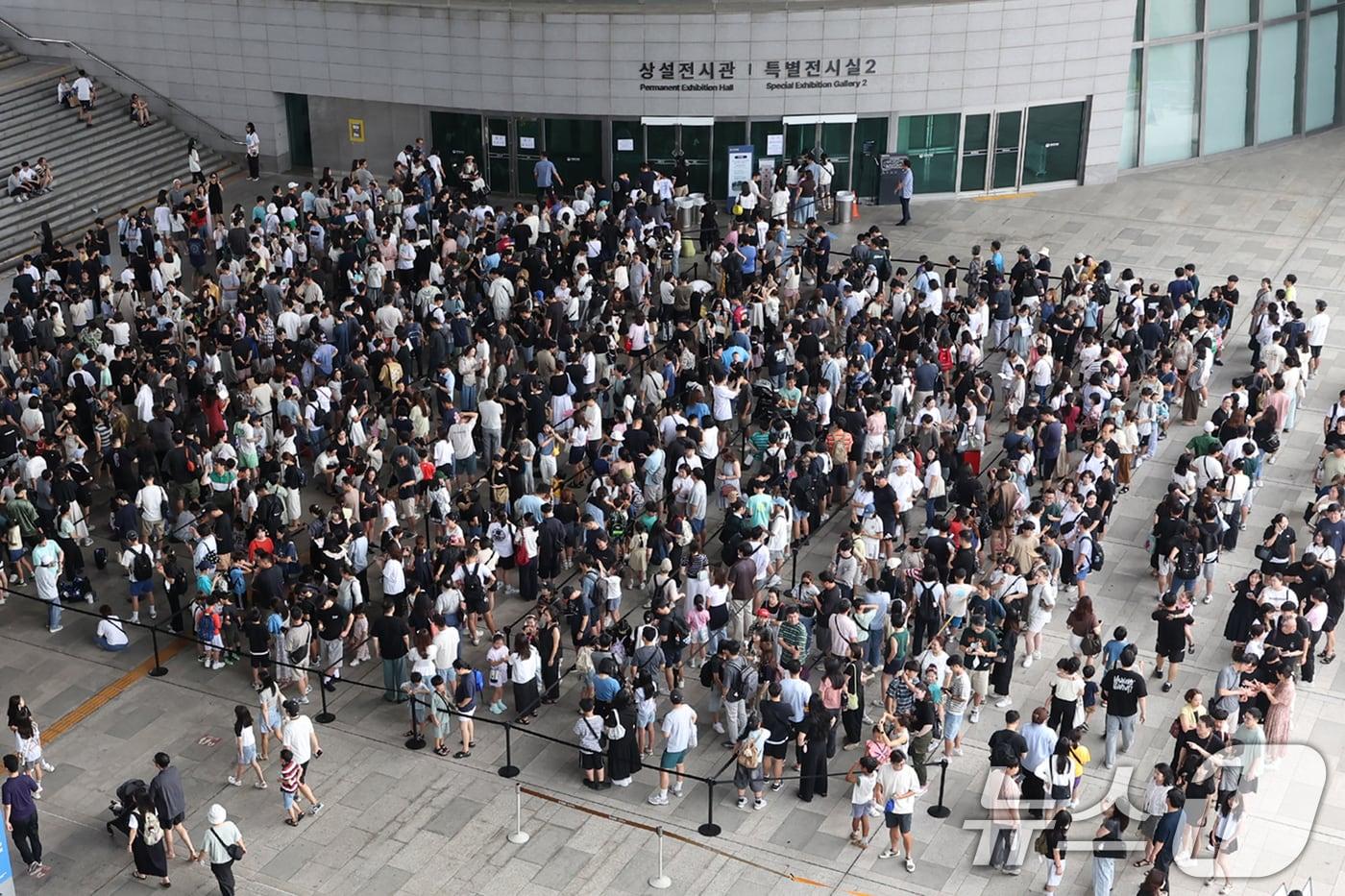 3일 오전 서울 용산구 국립중앙박물관 전시실 앞 광장이 입장을 대기하는 시민들로 북적이고 있다. 2025.8.3/뉴스1 ⓒ News1 민경석 기자