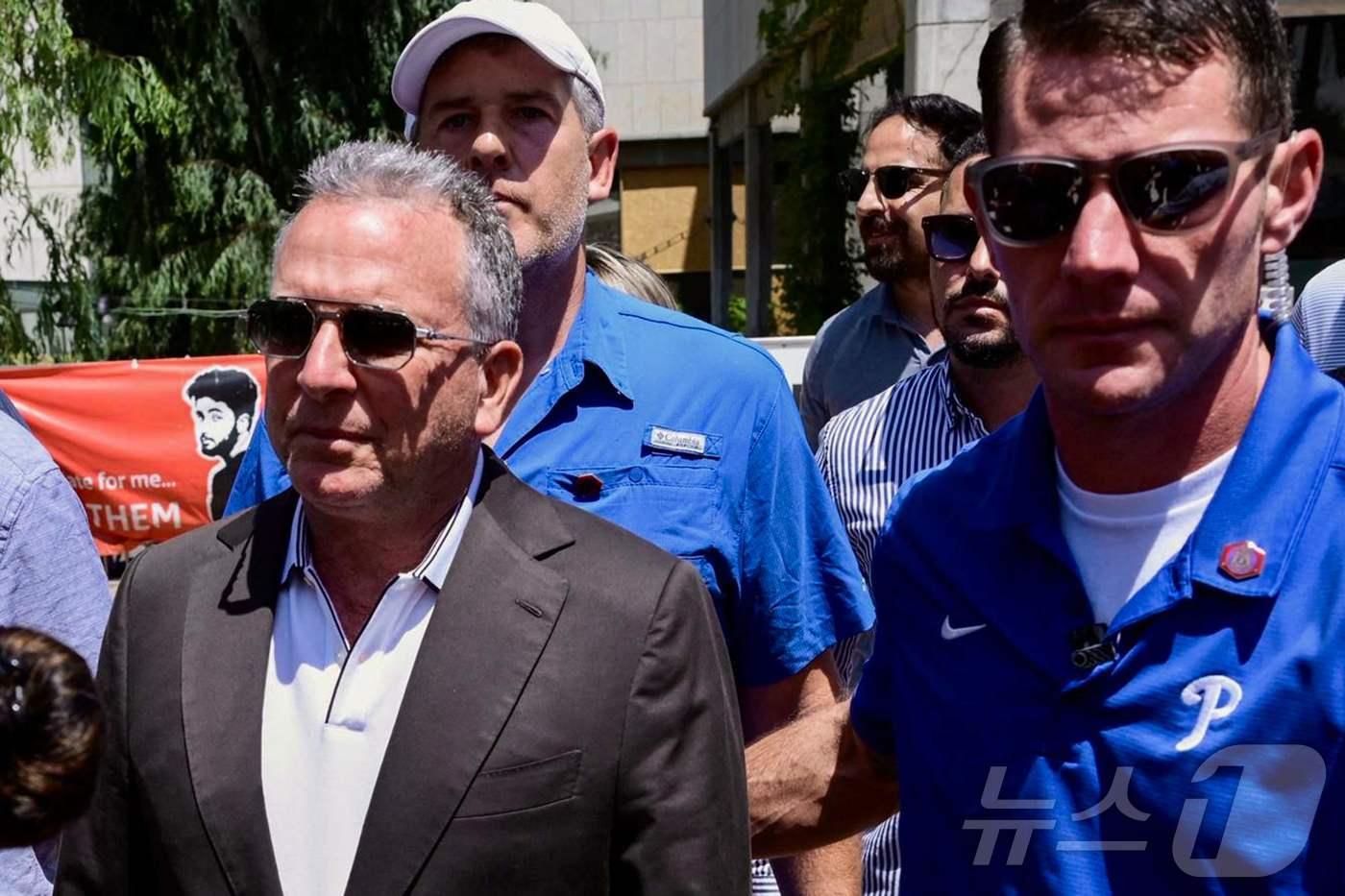 스티브 위트코프 백악관 중동특사&#40;왼쪽&#41;가 2일&#40;현지시간&#41; 텔아비브에서 이스라엘 납치 가족들과 면담하기 위해 이동하고 있다. 2025.8.2 ⓒ AFP=뉴스1 ⓒ News1 김경민 기자