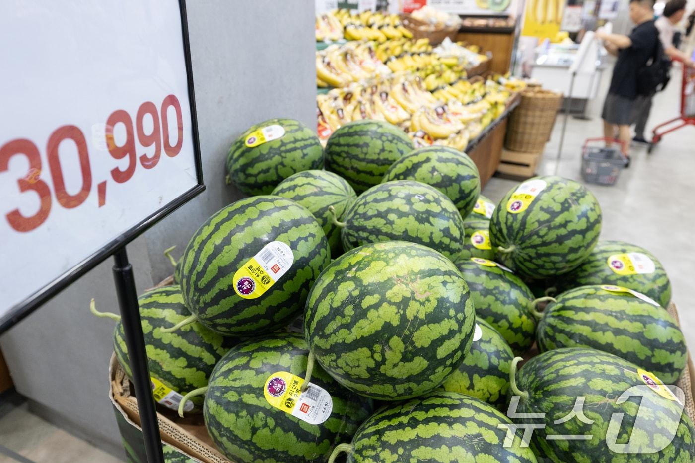 3일 서울 시내의 한 대형마트에 수박이 진열돼 있다. 2025.8.3/뉴스1 ⓒ News1 이승배 기자