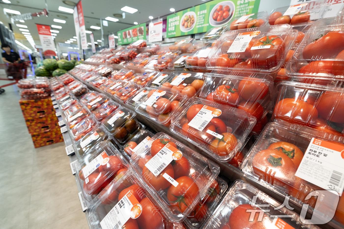  3일 서울 시내의 한 대형마트에 토마토가 진열돼 있다. 2025.8.3/뉴스1 ⓒ News1 이승배 기자