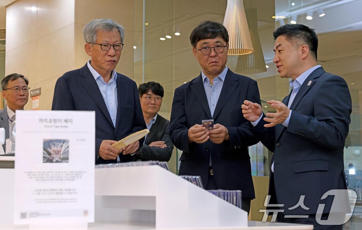 최휘영 문화체육관광부 장관이 3일 서울 용산구 국립중앙박물관을 찾아 유홍준 국립중앙박물관장과 함께 박물관 상품 &#39;뮷즈&#40;MU:DS&#41;&#39; 판매 상황을 점검하고 있다. &#40;문화체육관광부 제공. 재판매 및 DB 금지&#41; 2025.8.3/뉴스1