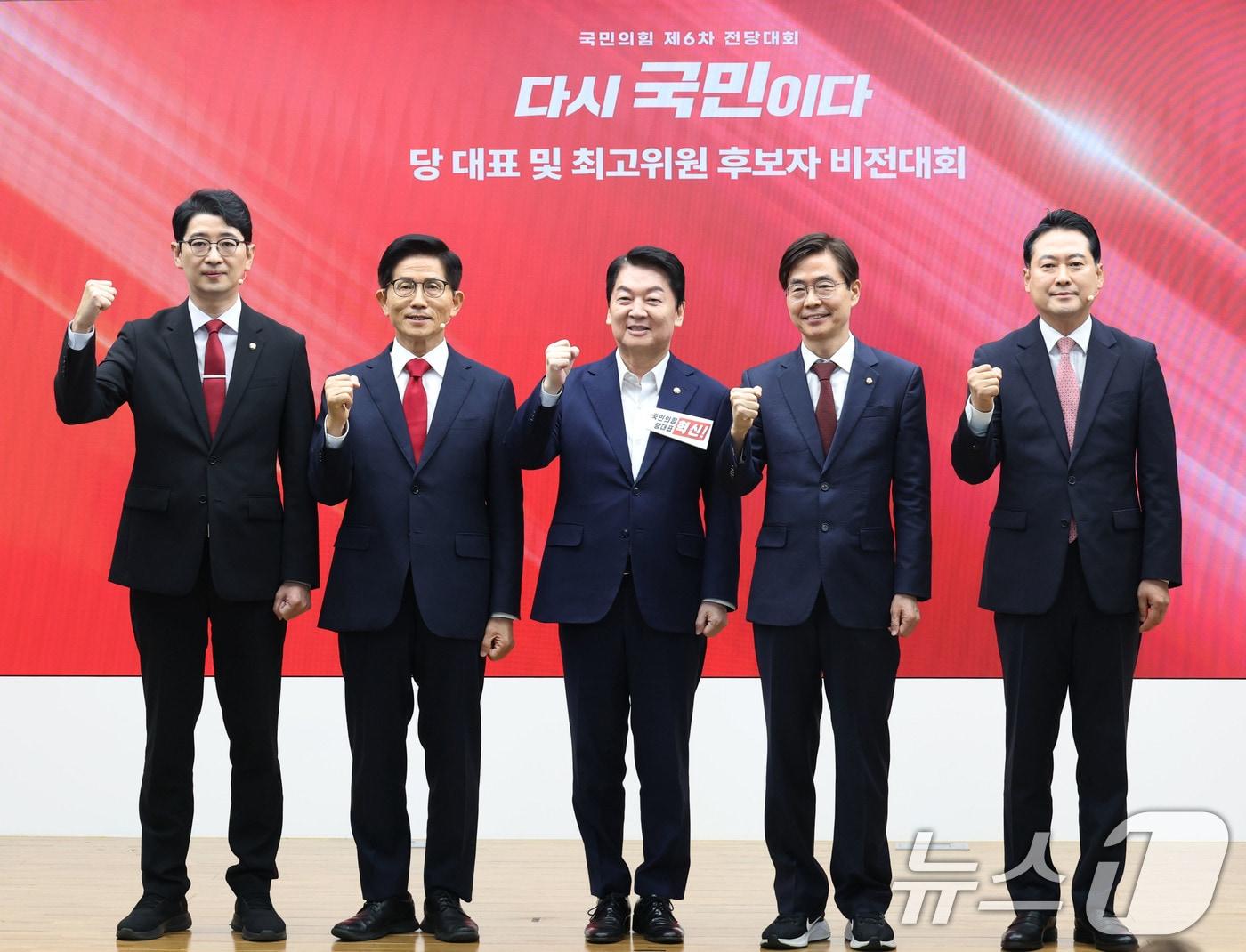 본문 이미지 - 국민의힘 당 대표 후보들이 3일 오후 서울 여의도 중앙당사에서 열린 제6차 전당대회 후보자 비전대회에서 기념촬영을 하고 있다. 왼쪽부터 주진우, 김문수, 안철수, 조경태, 장동혁 후보. 2025.8.3/뉴스1 ⓒ News1 이광호 기자