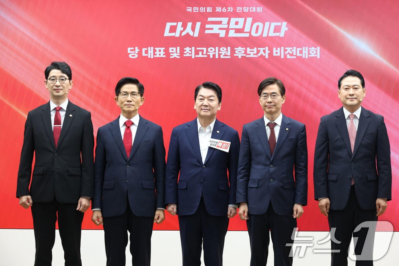 국민의힘 당 대표 후보들이 3일 오후 서울 여의도 중앙당사에서 열린 제6차 전당대회 후보자 비전대회에서 기념촬영을 하고 있다. 왼쪽부터 주진우, 김문수, 안철수, 조경태, 장동혁 후보. 2025.8.3/뉴스1 ⓒ News1 이광호 기자
